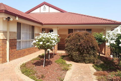 Roxy - A Spacious Cosy Getaway - Near Mel Airport - Accommodation Sydney 1