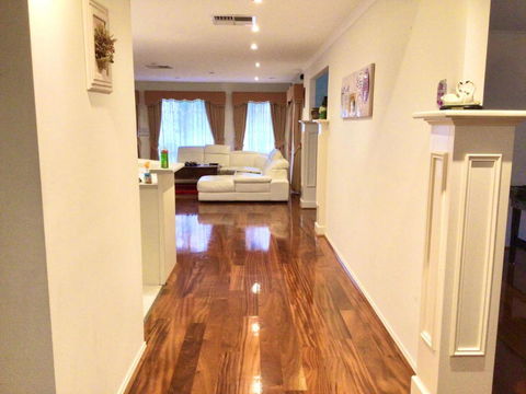 Roxy - A Spacious Cosy Getaway - Near Mel Airport - Accommodation Sydney 3