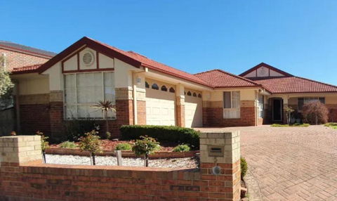 Roxy - A Spacious Cosy Getaway - Near Mel Airport - Accommodation Sydney 2