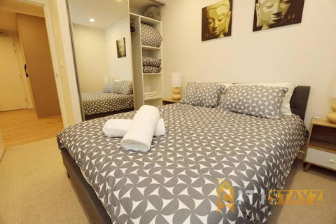 Ruby Red, 1Bd 1Bth Apt - Woden CBD - Sydney 4u 1