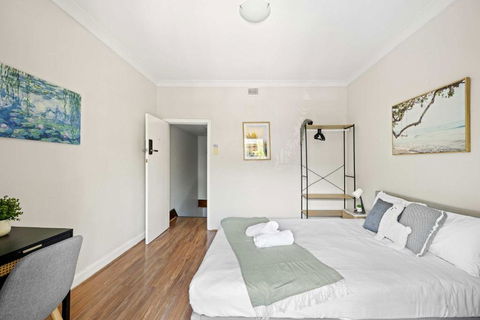 Rustic Queen Room In Glebe - Next To USYD - Shared Bathroom - Sydney 4u 0
