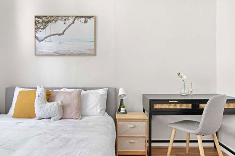 Rustic Queen Room In Glebe - Next To USYD - Shared Bathroom - Sydney 4u 2
