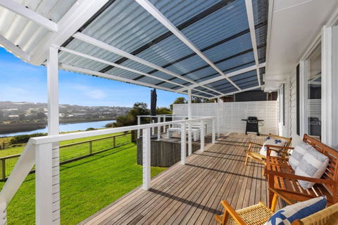 SALTWATER HOUSE - Opposite The Beach And Views Over The Lake! - Accommodation Sydney 1