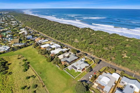 SALTWATER HOUSE - Opposite The Beach And Views Over The Lake! - Accommodation Sydney 0