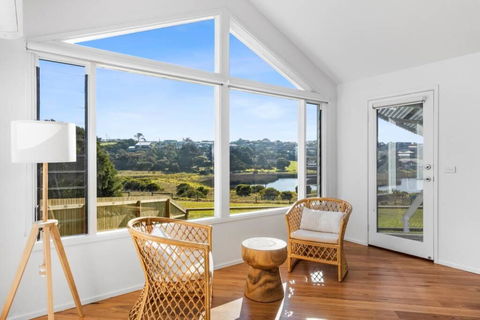 SALTWATER HOUSE - Opposite The Beach And Views Over The Lake! - Accommodation Sydney 2