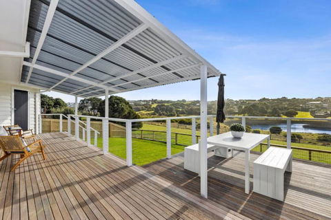 SALTWATER HOUSE - Opposite The Beach And Views Over The Lake! - Accommodation Sydney 3