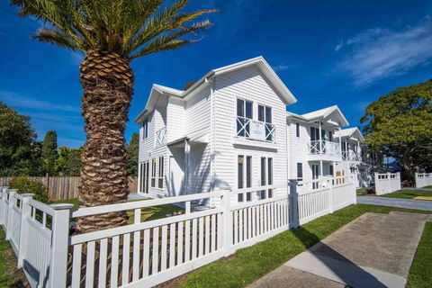 Salty Palms By The Sea - ONE - Accommodation Sydney 0