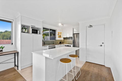 Salty Sea Breeze Apartment 500m To Waters Edge - Accommodation Sydney 1