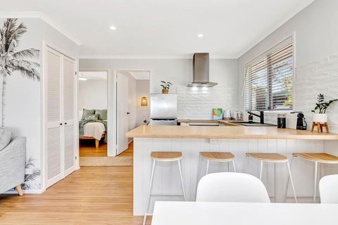 Sanbis Cabin - Hidden Boutique Retreat, Sea Views - Accommodation Sydney 3