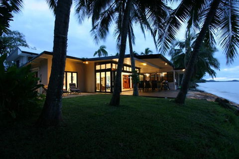 Sandcastle Retreat - Absolute Cairns Beachfront - Sydney 4u 2