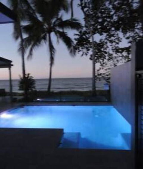 Sandcastle Retreat - Absolute Cairns Beachfront - Sydney 4u 1