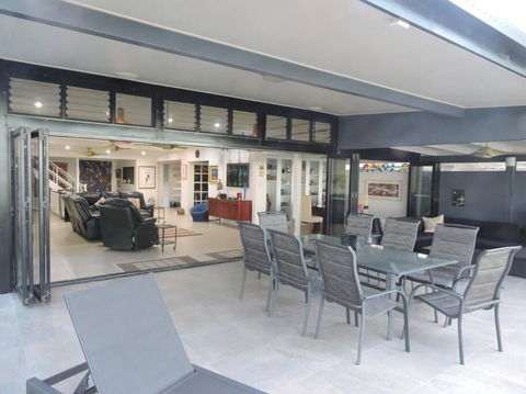 Sandcastle Retreat - Absolute Cairns Beachfront - Sydney 4u 3