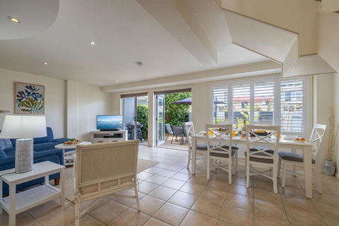 Sandcastles 4 -8 Ala Moana Way - Accommodation Sydney 1