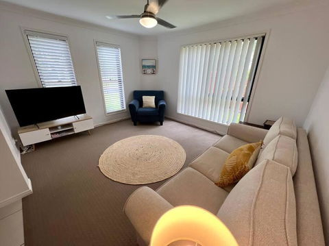 Sandstone Point Sleeps 10, 4-bedroom Home - Accommodation Sydney 1