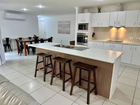 Sandstone Point Sleeps 10, 4-bedroom Home - Accommodation Sydney 2
