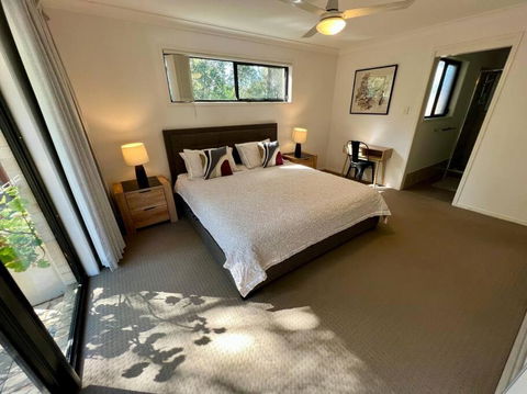 Sandstone Point Sleeps 10, 4-bedroom Home - Accommodation Sydney 3