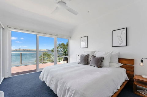 Sandy Bay Beachfront Oasis Direct Beach Access - Accommodation Sydney 3