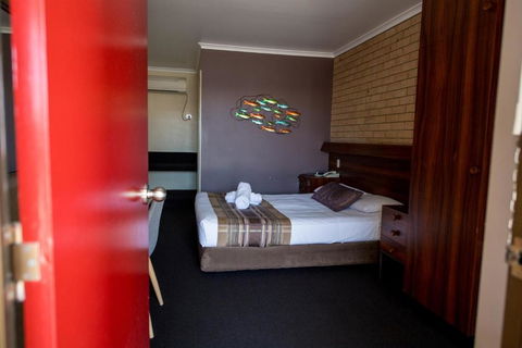 Sarina Motor Inn - Sydney 4u 3