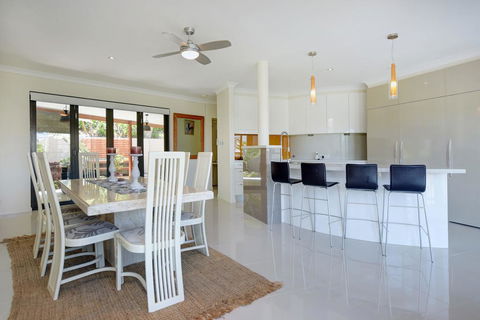 BEACHSIDE MANOR - Walk To The Beach - Sydney 4u 3