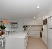 BEAUTIFULLY RENOVATED OCEANSIDE APARTMENT - Sydney 4u