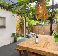 Blackbird at Arlo's - The heart of Glenelg - Wifi