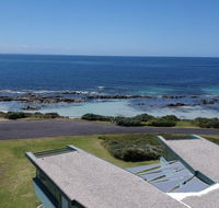 Boathouse - nearly in the water and wonderful views - Sydney 4u