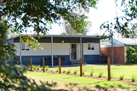 The Jetty Hut - Lake Frontage Barmera Riverland - Sydney 4u 1