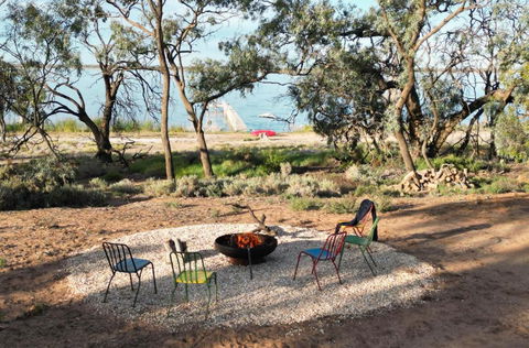 The Jetty Hut - Lake Frontage Barmera Riverland - Sydney 4u 3