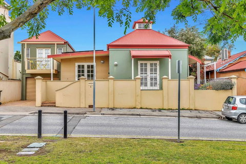 Time And Tide Hideaway - A Spacious Beachside Escape - Accommodation Sydney 1