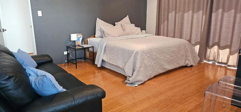 Private King Bed Guest Suite - Sydney 4u 0