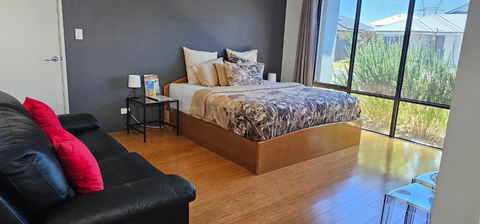 Private King Bed Guest Suite - Sydney 4u 2