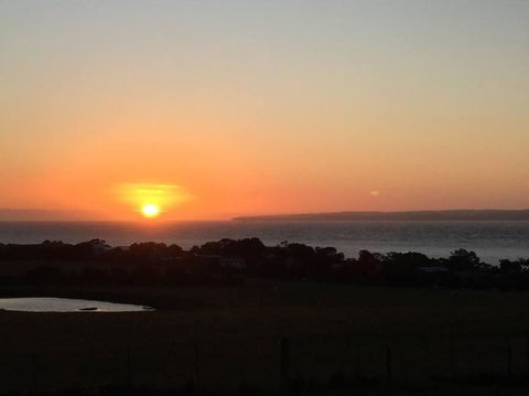 YOLO- Beach-house Views, Near Penguins, Nbn! - Accommodation Sydney 3