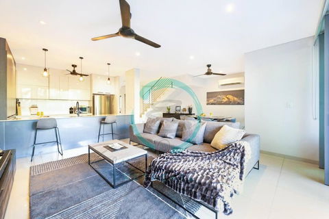ZEN ARCTIC Luxury 2-Story T/House + Pool & Markets - Accommodation Sydney 1
