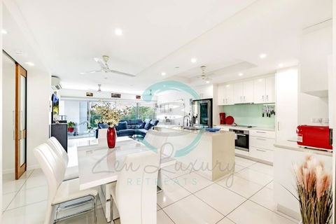 ZEN Tree Blossom: 3-BR Luxury Apt Near Waterfront - Sydney 4u 0