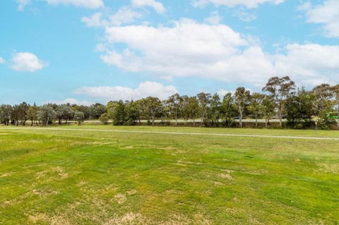 ZMITH Apartment - BROOKE, - Near AIS, GIO Stadium, UC, & Nth - Canberra Hospital - Accommodation Sydney 3